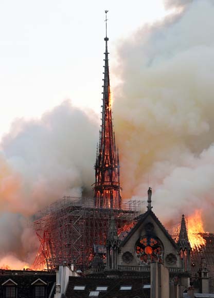 Dünya şokta! Tarihi Notre Dame Katedrali kül oldu