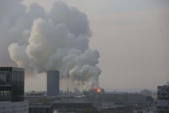 Dünya şokta! Tarihi Notre Dame Katedrali kül oldu