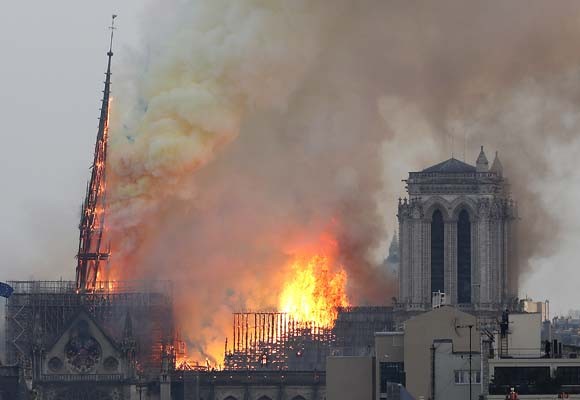 Dünya şokta! Tarihi Notre Dame Katedrali kül oldu