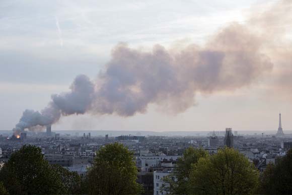 Dünya şokta! Tarihi Notre Dame Katedrali kül oldu