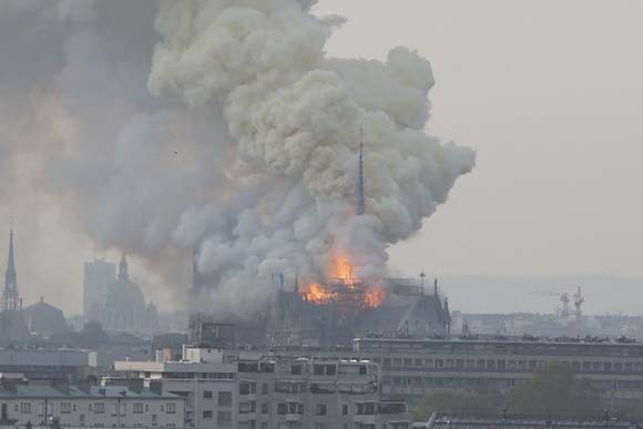 Dünya şokta! Tarihi Notre Dame Katedrali kül oldu