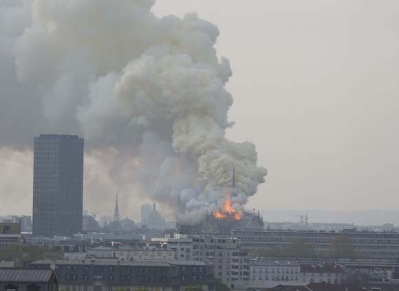 Dünya şokta! Tarihi Notre Dame Katedrali kül oldu