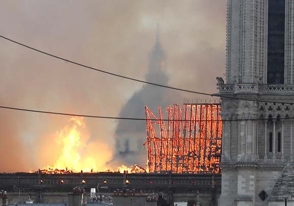 Dünya şokta! Tarihi Notre Dame Katedrali kül oldu