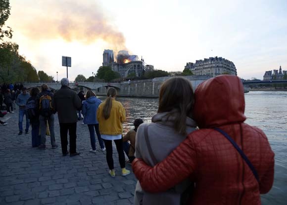 Dünya şokta! Tarihi Notre Dame Katedrali kül oldu