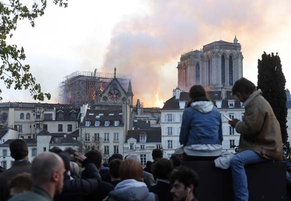 Dünya şokta! Tarihi Notre Dame Katedrali kül oldu