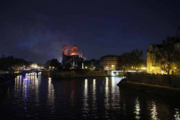 Dünya şokta! Tarihi Notre Dame Katedrali kül oldu