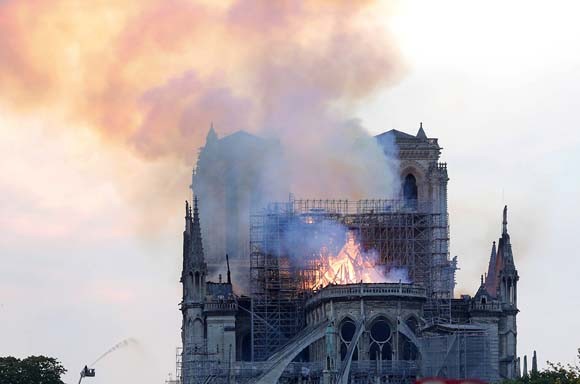 Dünya şokta! Tarihi Notre Dame Katedrali kül oldu