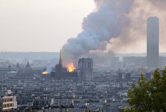 Dünya şokta! Tarihi Notre Dame Katedrali kül oldu