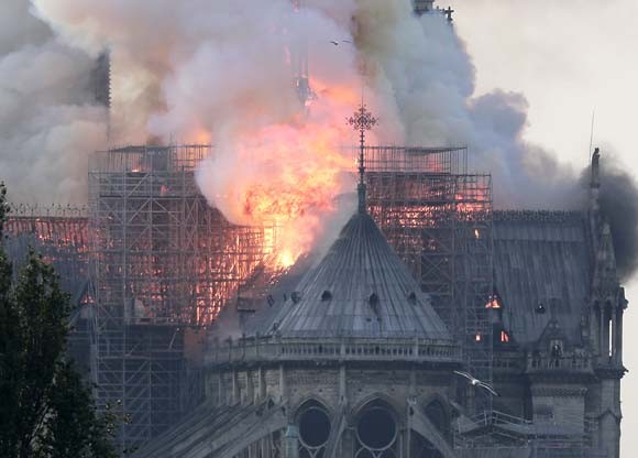 Dünya şokta! Tarihi Notre Dame Katedrali kül oldu