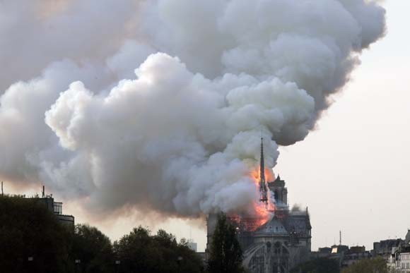 Dünya şokta! Tarihi Notre Dame Katedrali kül oldu