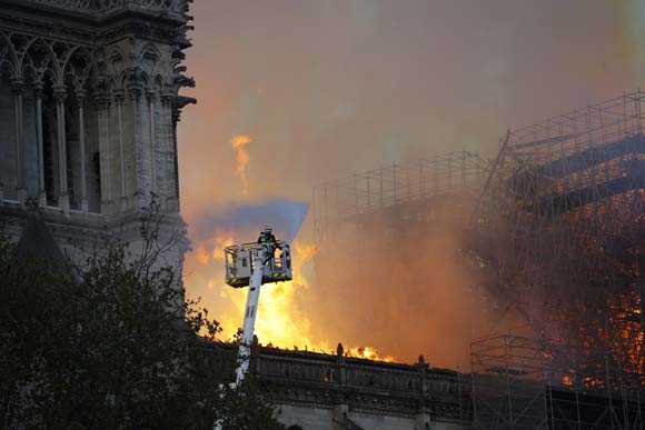 Dünya şokta! Tarihi Notre Dame Katedrali kül oldu