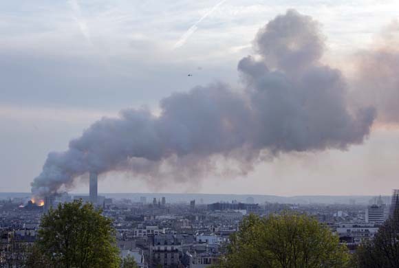 Dünya şokta! Tarihi Notre Dame Katedrali kül oldu