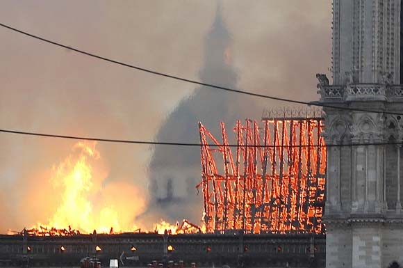 Dünya şokta! Tarihi Notre Dame Katedrali kül oldu