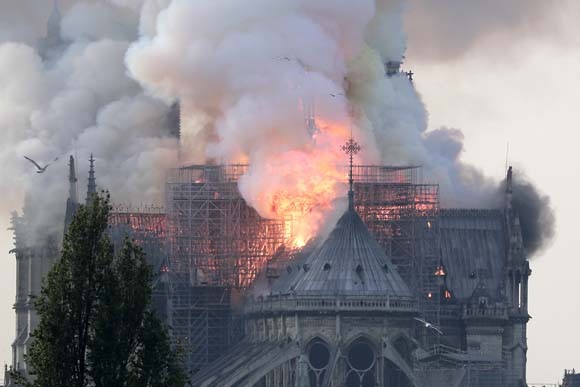 Dünya şokta! Tarihi Notre Dame Katedrali kül oldu