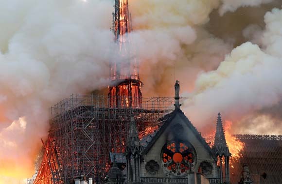 Dünya şokta! Tarihi Notre Dame Katedrali kül oldu