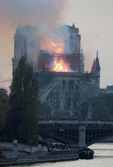 Dünya şokta! Tarihi Notre Dame Katedrali kül oldu