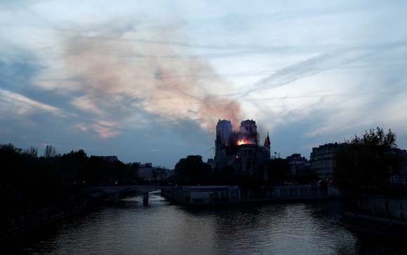 Dünya şokta! Tarihi Notre Dame Katedrali kül oldu