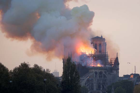 Dünya şokta! Tarihi Notre Dame Katedrali kül oldu