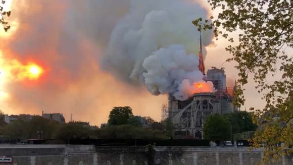 Dünya şokta! Tarihi Notre Dame Katedrali kül oldu