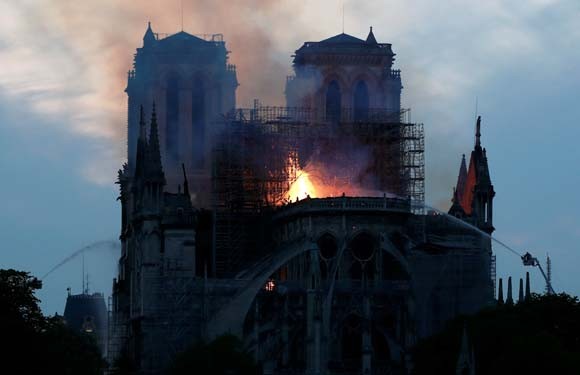 Dünya şokta! Tarihi Notre Dame Katedrali kül oldu