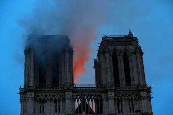 Dünya şokta! Tarihi Notre Dame Katedrali kül oldu