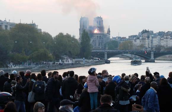 Dünya şokta! Tarihi Notre Dame Katedrali kül oldu