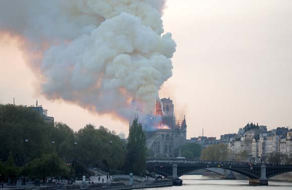 Dünya şokta! Tarihi Notre Dame Katedrali kül oldu