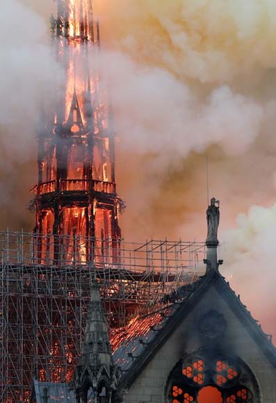 Dünya şokta! Tarihi Notre Dame Katedrali kül oldu