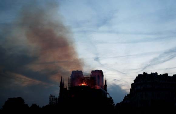 Dünya şokta! Tarihi Notre Dame Katedrali kül oldu