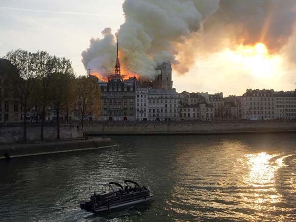 Dünya şokta! Tarihi Notre Dame Katedrali kül oldu