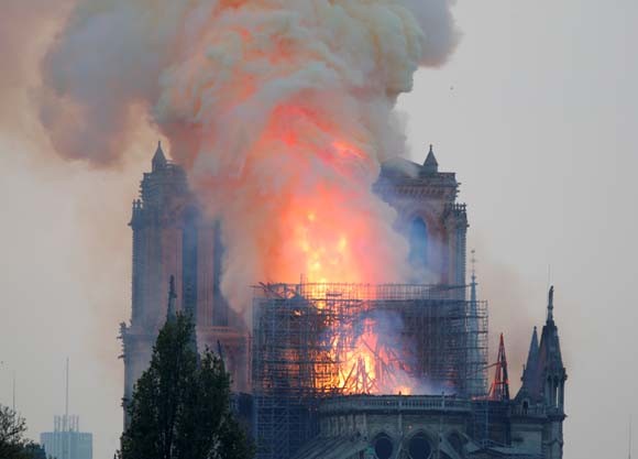 Dünya şokta! Tarihi Notre Dame Katedrali kül oldu