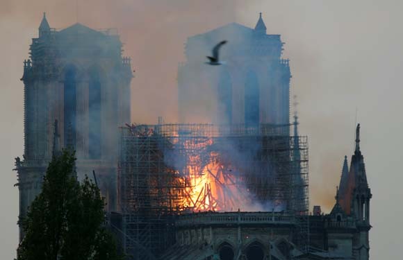 Dünya şokta! Tarihi Notre Dame Katedrali kül oldu