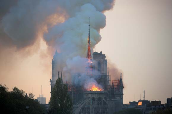 Dünya şokta! Tarihi Notre Dame Katedrali kül oldu