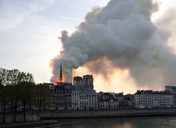 Dünya şokta! Tarihi Notre Dame Katedrali kül oldu