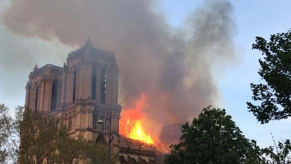 Dünya şokta! Tarihi Notre Dame Katedrali kül oldu