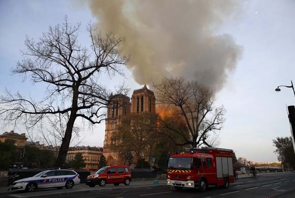 Dünya şokta! Tarihi Notre Dame Katedrali kül oldu