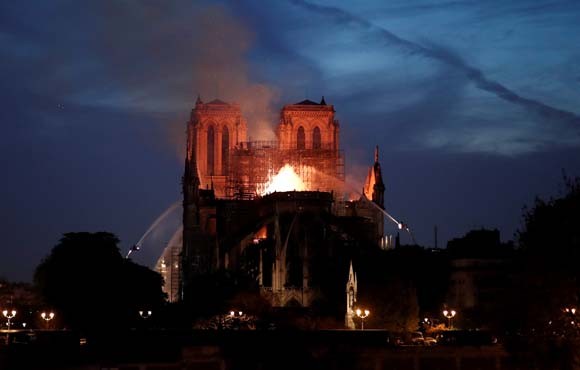 Dünya şokta! Tarihi Notre Dame Katedrali kül oldu