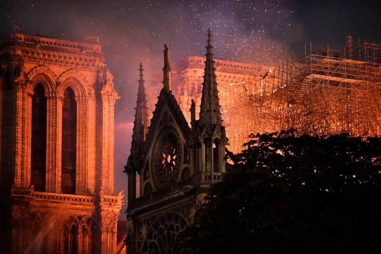 Notre Dame Katedrali yangın sonrası içeriden ilk kez görüntülendi!