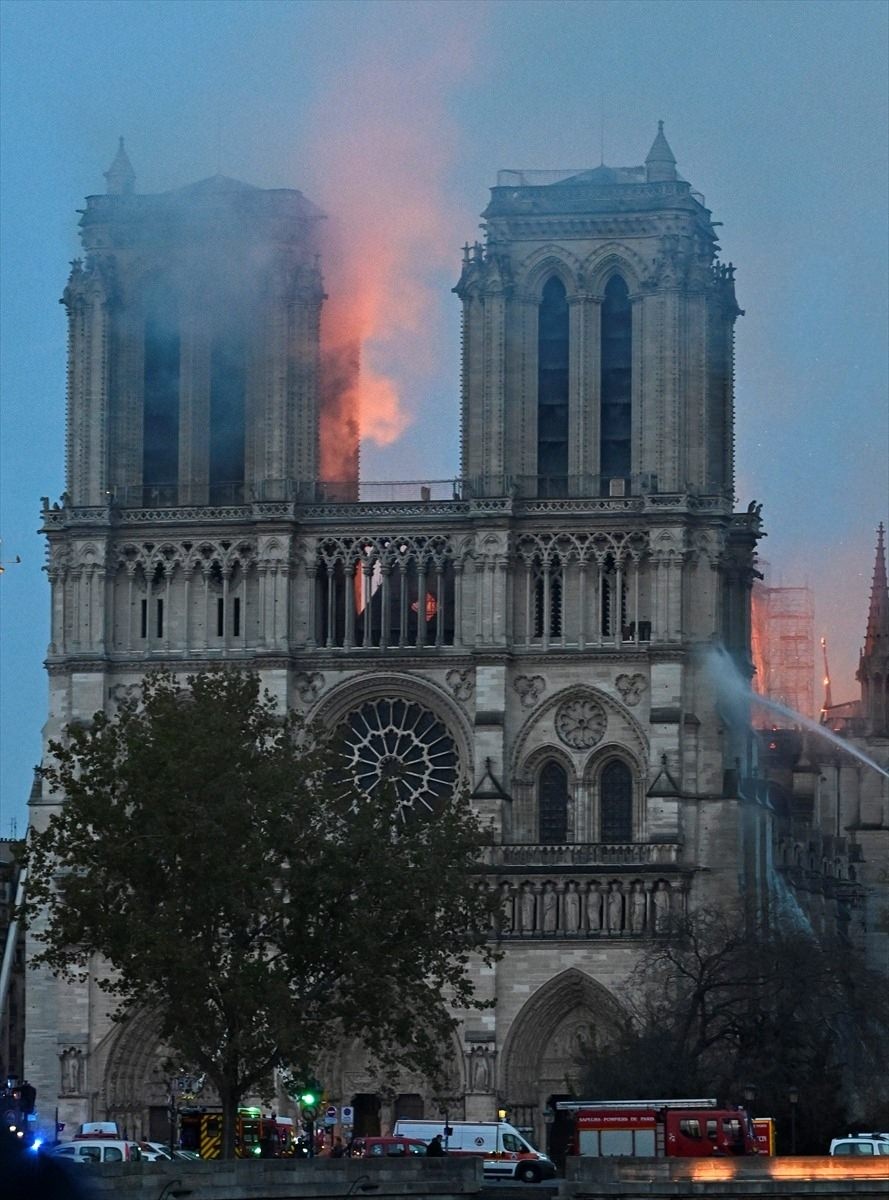 Notre Dame Katedrali yangın sonrası içeriden ilk kez görüntülendi!