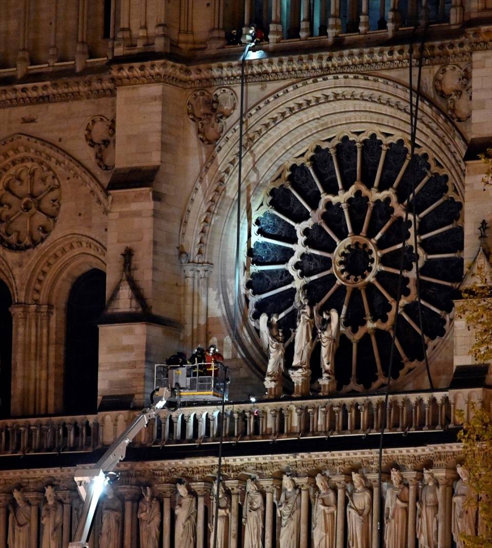 Notre Dame Katedrali yangın sonrası içeriden ilk kez görüntülendi!