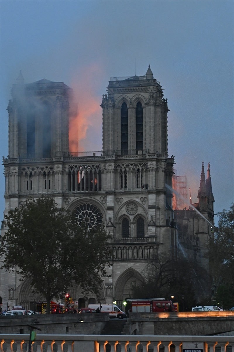 Notre Dame Katedrali yangın sonrası içeriden ilk kez görüntülendi!