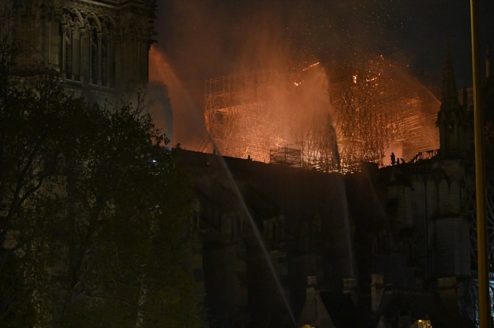 Notre Dame Katedrali yangın sonrası içeriden ilk kez görüntülendi!