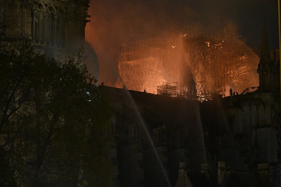 Notre Dame Katedrali yangın sonrası içeriden ilk kez görüntülendi!