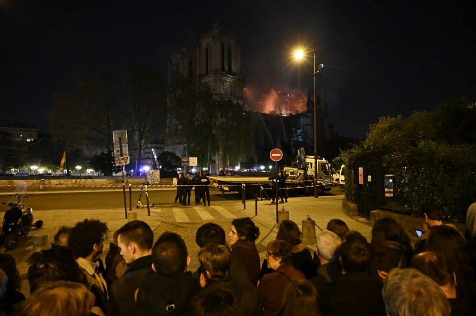 Notre Dame Katedrali yangın sonrası içeriden ilk kez görüntülendi!