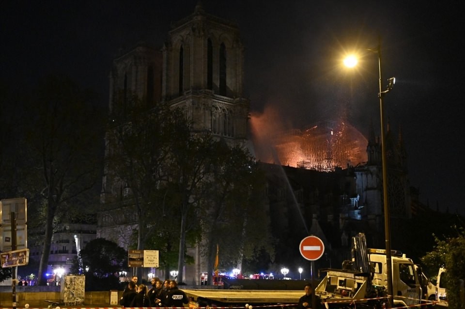 Notre Dame Katedrali yangın sonrası içeriden ilk kez görüntülendi!