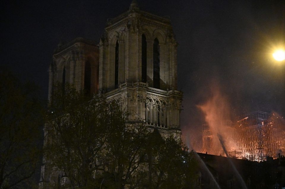 Notre Dame Katedrali yangın sonrası içeriden ilk kez görüntülendi!