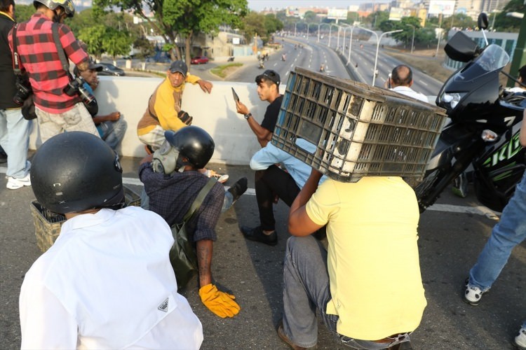 Venezuela'da darbe girişimi! İlk fotoğraflar...