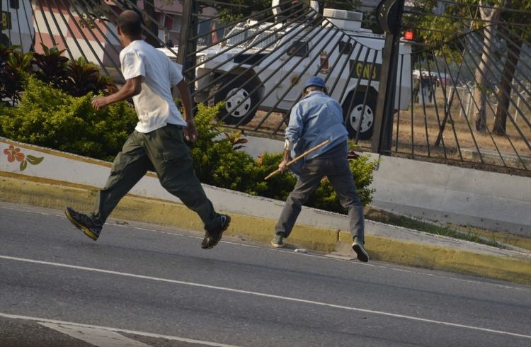 Venezuela'da darbe girişimi! İlk fotoğraflar...