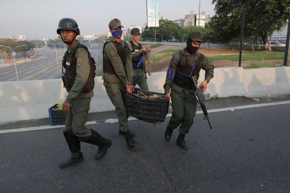 Venezuela'da darbe girişimi! İlk fotoğraflar...