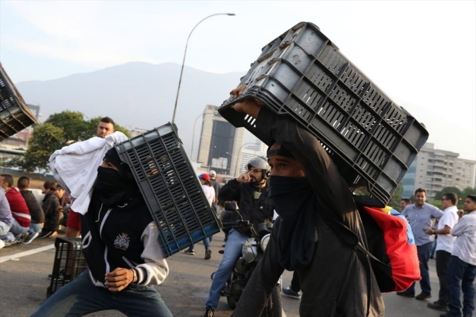 Venezuela'da darbe girişimi! İlk fotoğraflar...